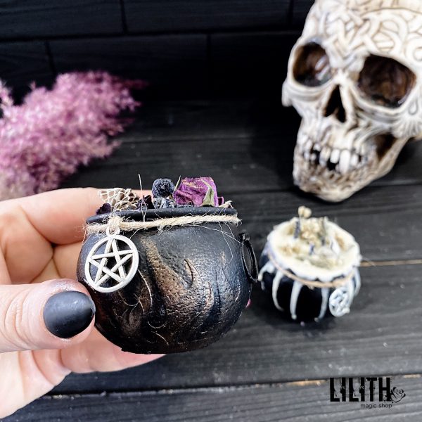 Dark Passion Beeswax Ritual Candle of the series “Witch’s Cauldron.”