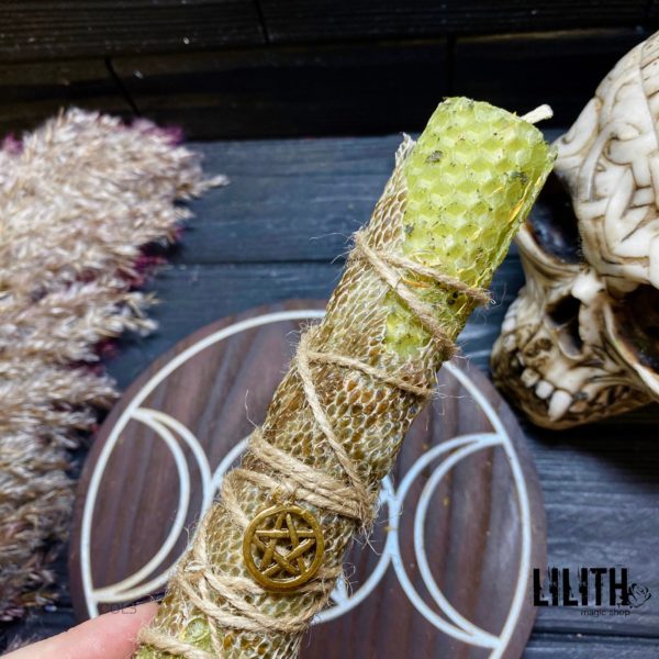 Зеленая свеча из вощины со шкурой змеи и травами для денежных ритуалов